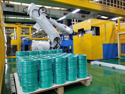 ذراع روبوتية لتحميل الكابلات على البلتات